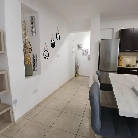 Spacious 2 Bedroom ラルナカ