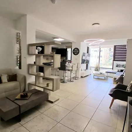 Spacious 2 Bedroom アパート