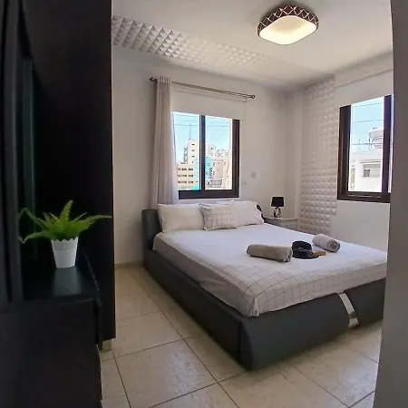 アパート Spacious 2 Bedroom ラルナカ