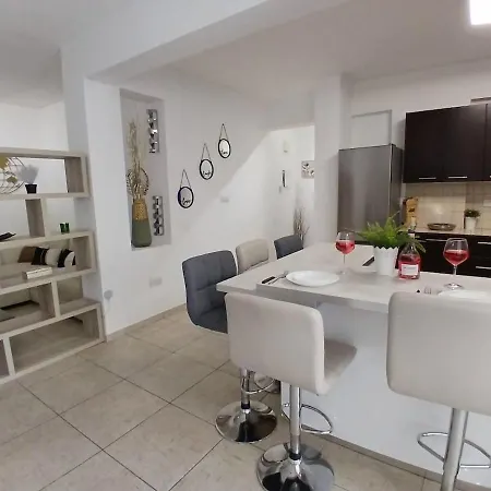 Spacious 2 Bedroom Apartamento