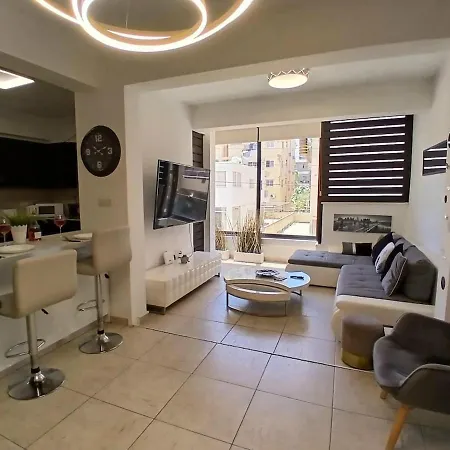 Spacious 2 Bedroom Apartamento *