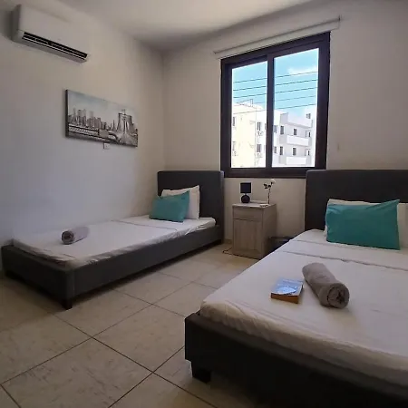Spacious 2 Bedroom アパート ラルナカ